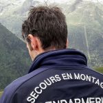 Un membre des secours en montagne de dos