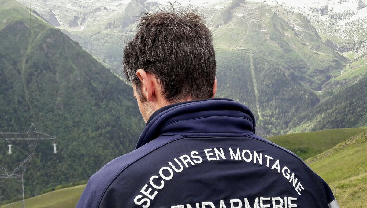 Un membre des secours en montagne de dos