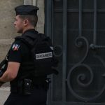 gendarme dans la rue patrouillant