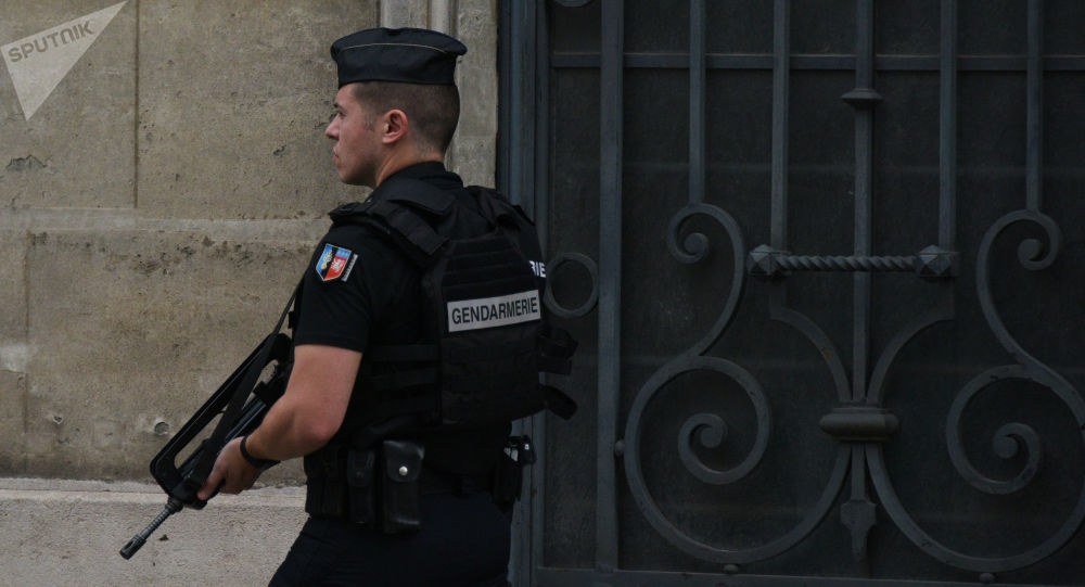 gendarme dans la rue patrouillant