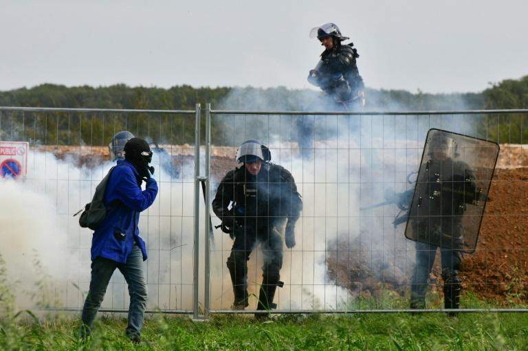 Manifestation contre les mégabassines : violents heurts, 61 gendarmes et 30 manifestants blessés