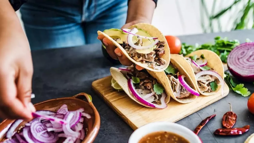 Une cliente découvre des asticots dans son tacos, une restauratrice condamnée à de la prison ferme