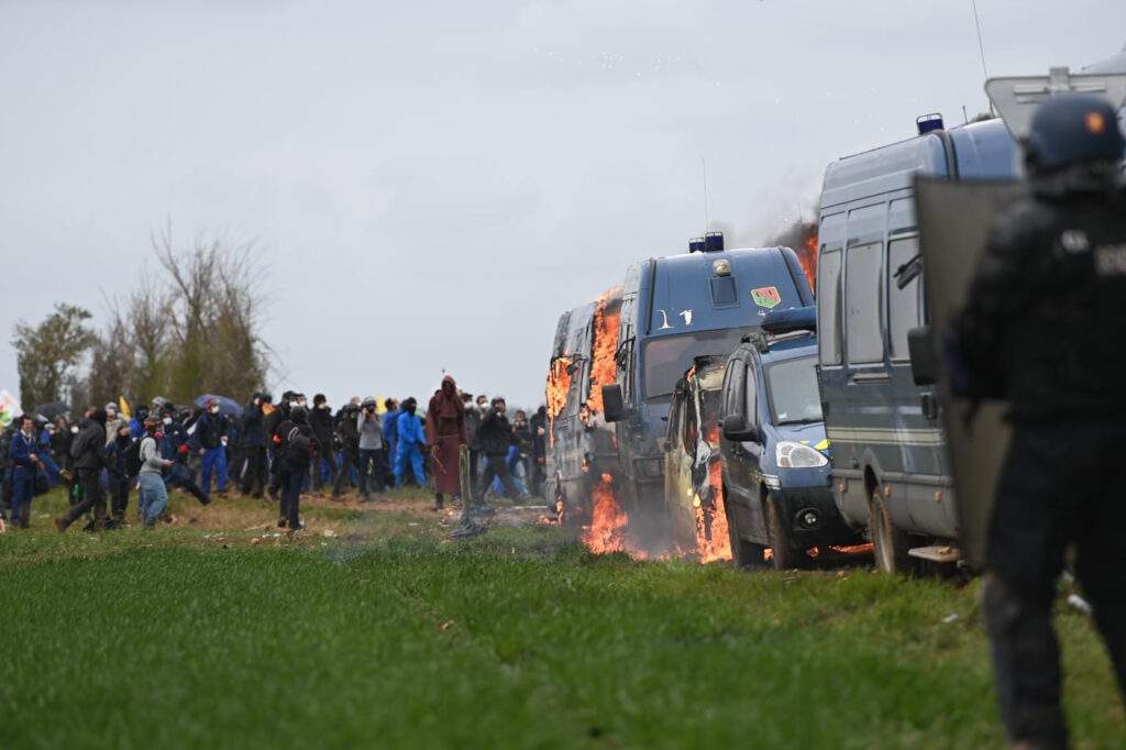 Deux gendarmes blanchis à Sainte-Soline Véhicule des gendarmes en train de brulé