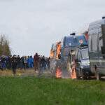 Véhicule des gendarmes en train de brulé