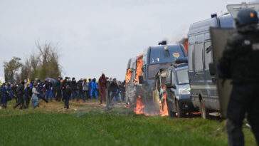 Véhicule des gendarmes en train de brulé