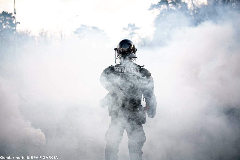 Un gendarme de l’escadron 13/3 de Pontivy au milieu de la fumée pendant un exercice de maintien de l’ordre à Saint-Astier.