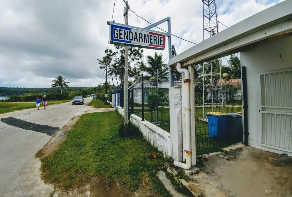 Tentative d’homicide contre la gendarmerie de Maré : une attaque inquiétante au cœur des îles Loyauté Façade de la brigade de gendarmerie de Maré (Îles Loyauté, Nouvelle-Calédonie)