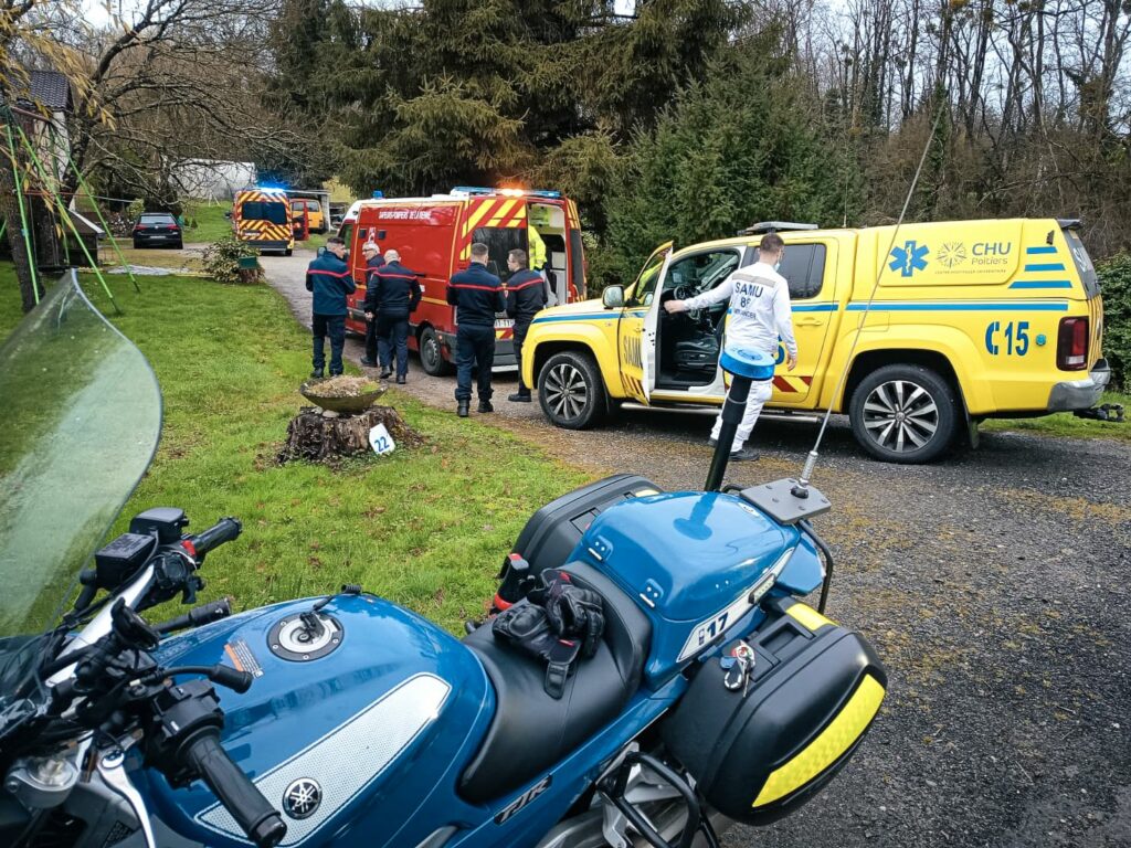 Vienne : les gendarmes escortent une mère en urgence, un enfant sauvé Gendarmes de la Vienne escortant une mère en urgence à Montmorillon