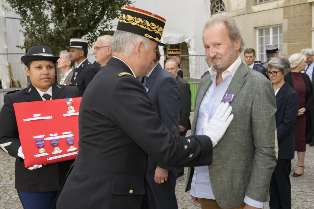Jean-Claude Seguin décoré de la médaille de la réserve citoyenne de la Gendarmerie nationale, échelon argent Jean-Claude Seguin reçoit la médaille de la réserve citoyenne de la Gendarmerie nationale échelon argent