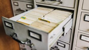 Affaire Mathieu Caizergues : le parquet général confirme l’appel, mais refuse de répondre sur le fond Dossiers de procédure sur un bureau, photographie d’illustration