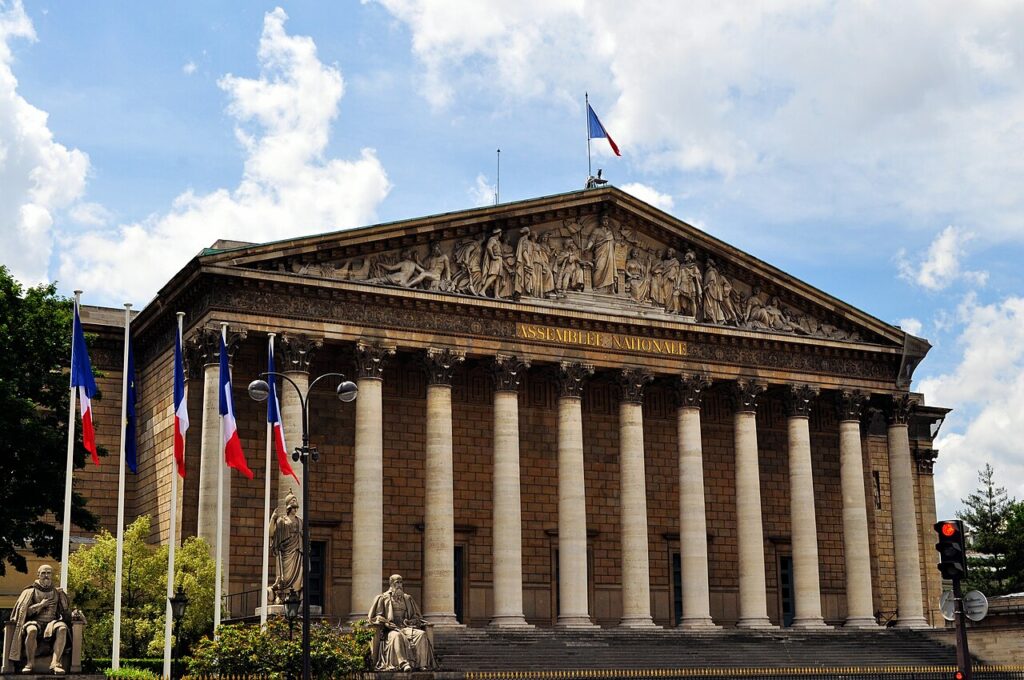 Après Samuel Paty : les députés examinent la protection des personnels éducatifs Façade à colonnes de l’Assemblée nationale à Paris, photographiée en juin 2012