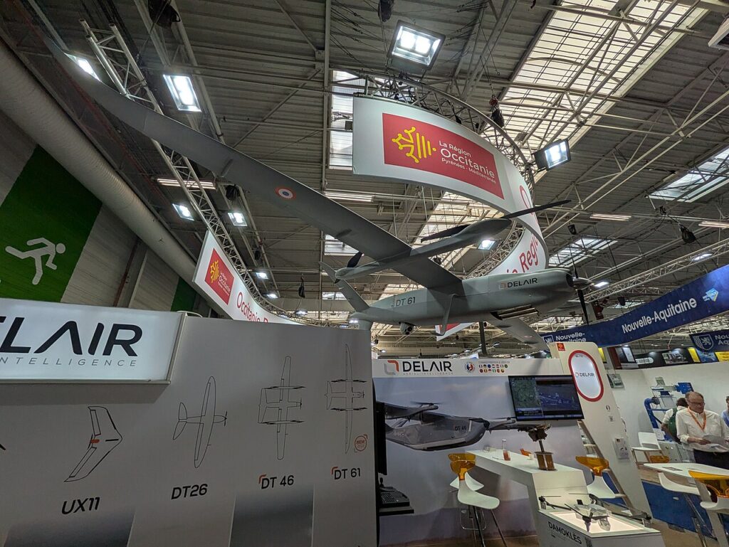 Drones : deux unités de gendarmerie créées en Guadeloupe et à Amiens Au stand Delair du Bourget en 2025, un DT46 exposé en bas et un DT61 suspendu au-dessus.