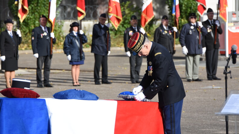 Gendarme Nicolas Fallot : quatre ans après sa mort en service sur la RN4 Cérémonie militaire rendue au gendarme Nicolas Fallot à Bar-le-Duc le 6 octobre 2022.