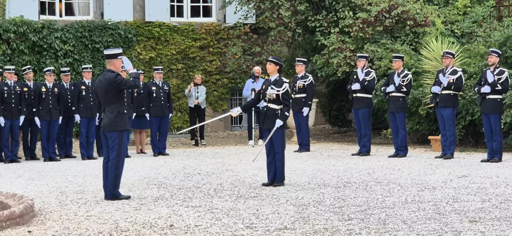 Lézignan-Ginestas : la lieutenante Samira Bemoussa prend officiellement le commandement La lieutenante Samira Bemoussa lors de sa cérémonie de prise de commandement à Paraza, le 7 octobre 2026