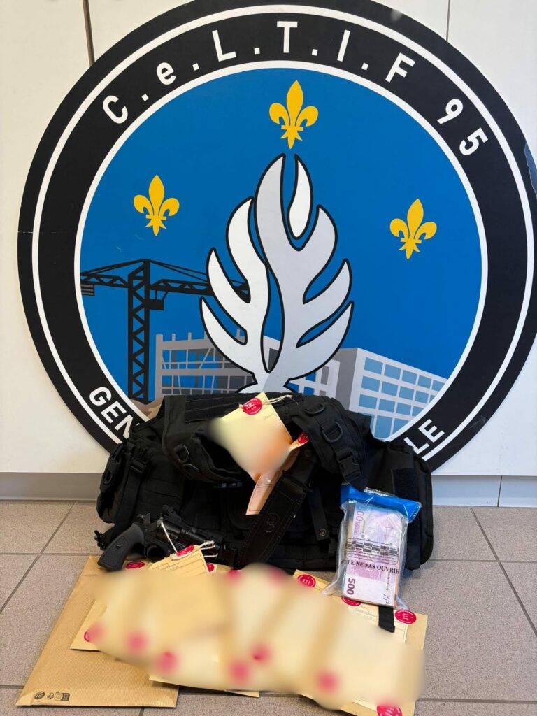 Sachets scellés, billets et équipement noir devant le panneau de la CeLTIF 95.