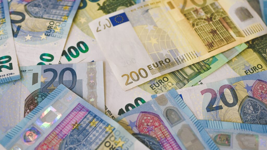 Trafic de stupéfiants : cinq interpellations et 350 000 euros d’avoirs criminels estimés après l’enquête de la SR de Bordeaux Billets de 20, 100 et 200 euros disposés les uns sur les autres.