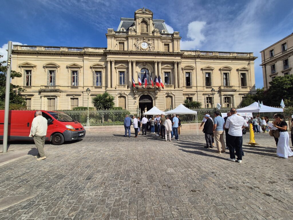 Des participants devant la préfecture de l’Hérault à Montpellier lors des élections sénatoriales du 27 septembre 2026.