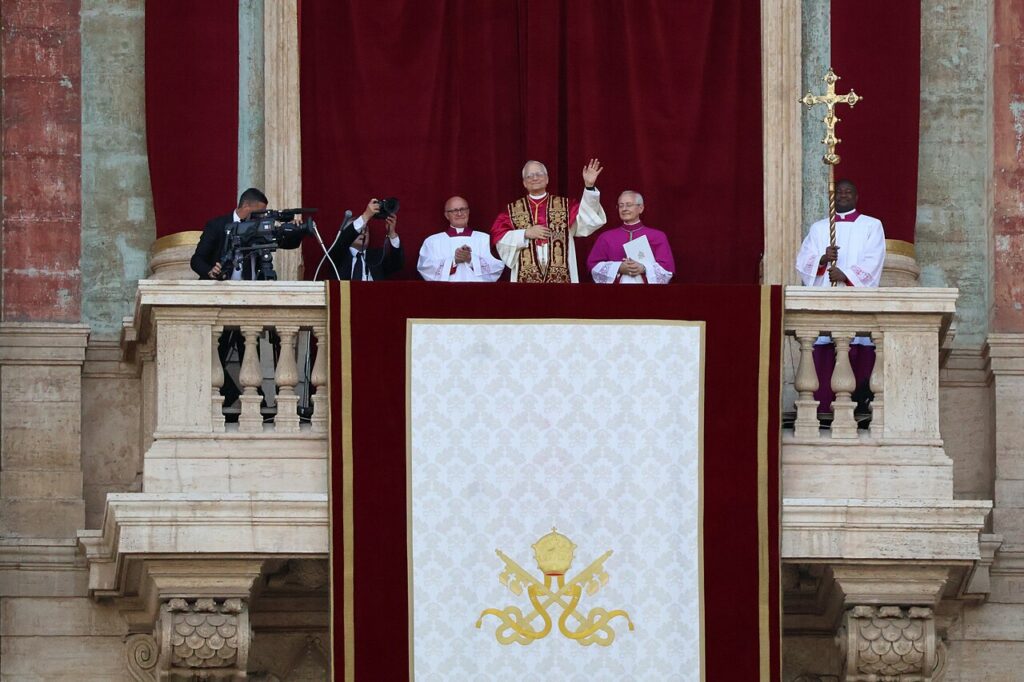 Léon XIV salue depuis la loggia de la basilique Saint-Pierre au Vatican, le 8 mai 2025.