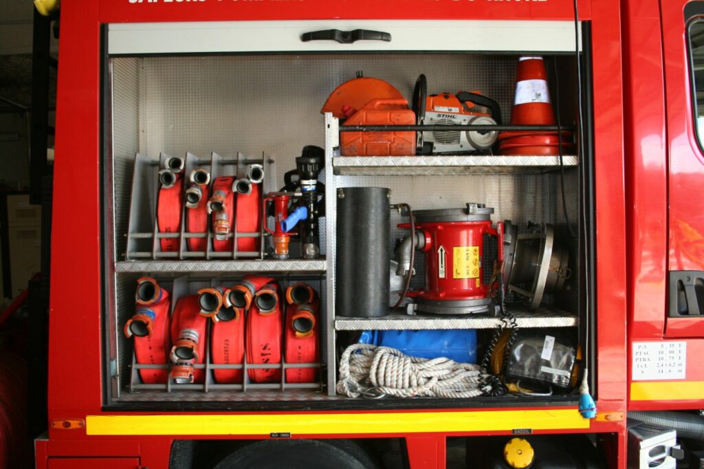 Gironde : sept interpellations après des cambriolages dans plusieurs casernes de pompiers Coffre latéral ouvert d’un camion de pompiers, avec tuyaux, cordes, tronçonneuse et cône de signalisation.