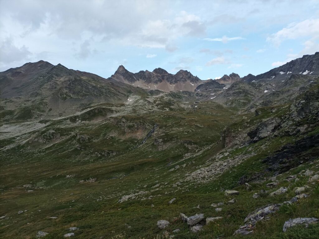Mont Thabor et pic du Thabor vus depuis la vallée de Neuvache, dans un paysage de montagne.
