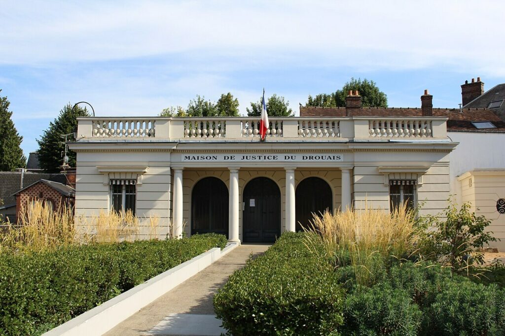 Maisons de justice et du droit : 1,4 million de contacts, mais moins d’entretiens en 2025 Façade de la maison de justice du Drouais, à Dreux.