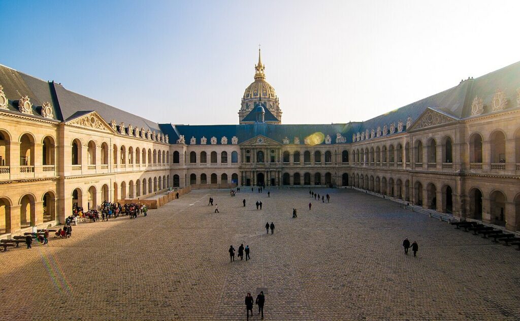 Aux Invalides, deux militaires du GIGN décorés par Emmanuel Macron Vue de la cour d’honneur des Invalides et du dôme à Paris.