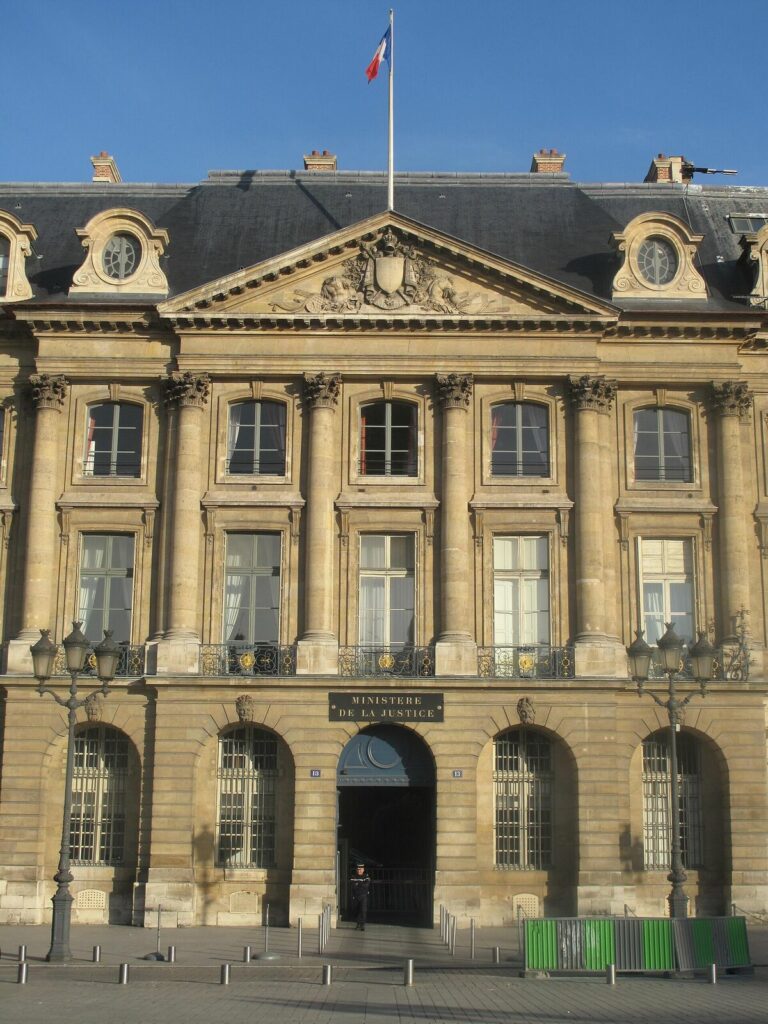 Égalité professionnelle : l’index du ministère de la Justice recule à 82 sur 100 Entrée du ministère de la Justice, place Vendôme à Paris, en mai 2010.