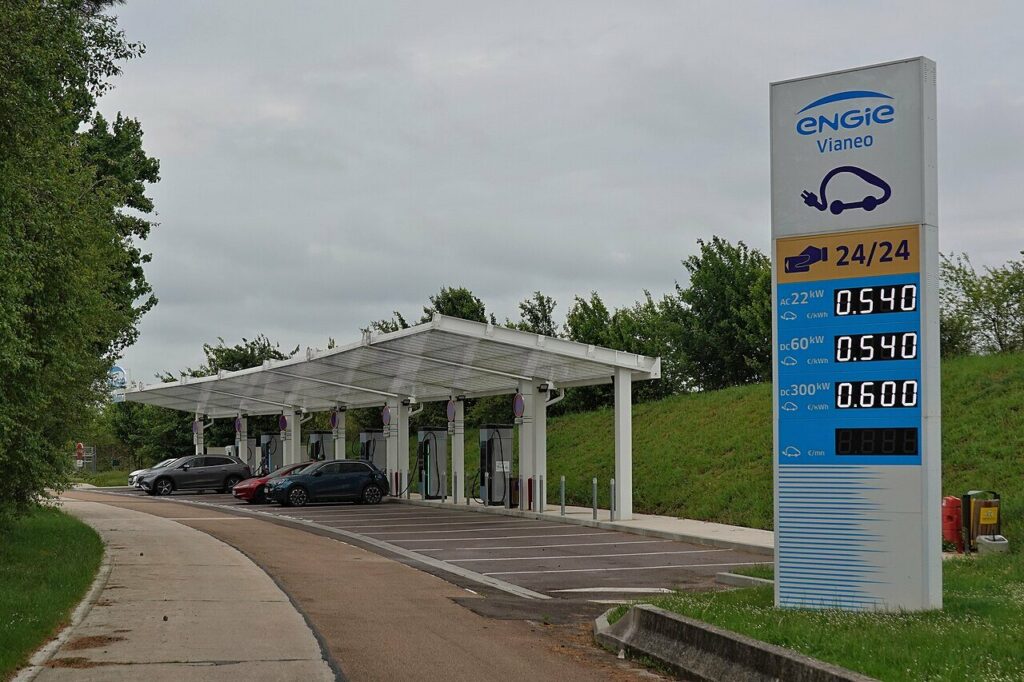 Station de recharge pour véhicules électriques sur l’aire de Villeneuve, autoroute A5, en mai 2025.