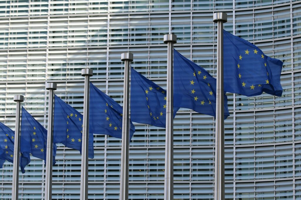Crime organisé : à Bruxelles, Hubert Bonneau défend les besoins des enquêteurs Drapeaux de l’Union européenne devant la façade du Berlaymont à Bruxelles.