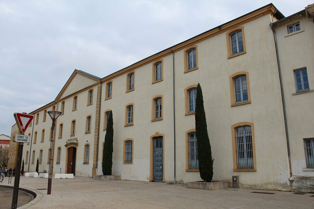 Cocaïne à Roanne : quatre personnes mises en examen dans l’affaire « Fish 42 ». Façade du palais de justice de Roanne photographiée en février 2018.