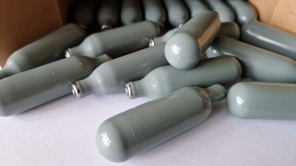 Gard : 432 bouteilles de protoxyde d’azote saisies dans une camionnette Cartouches grises de protoxyde d’azote dans un carton — photo d’illustration.
