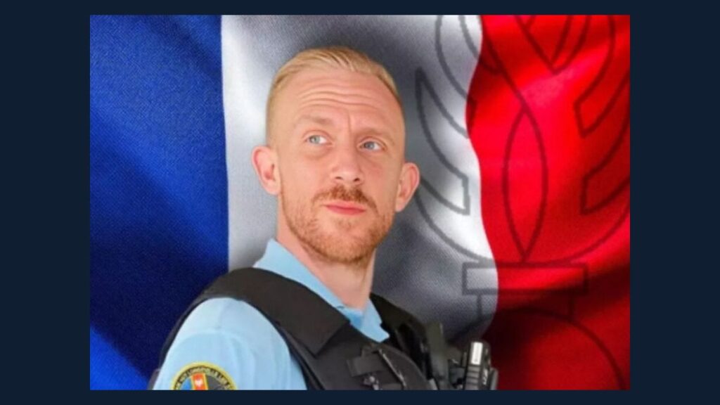 Gendarme Denis Boyer : un an après son décès en mission en Polynésie Portrait d’archive du gendarme Denis Boyer en uniforme devant un fond tricolore, diffusé en octobre 2025.