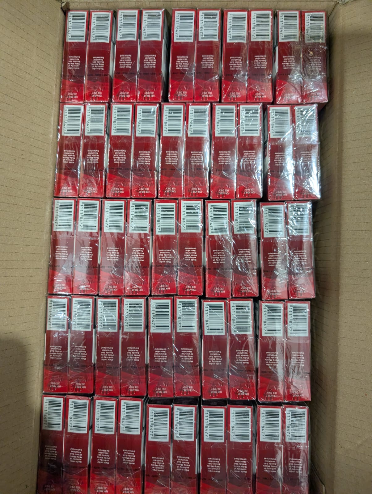 Cartouches de cigarettes rangées dans un carton de la cargaison saisie dans l’Allier le 25 septembre 2026