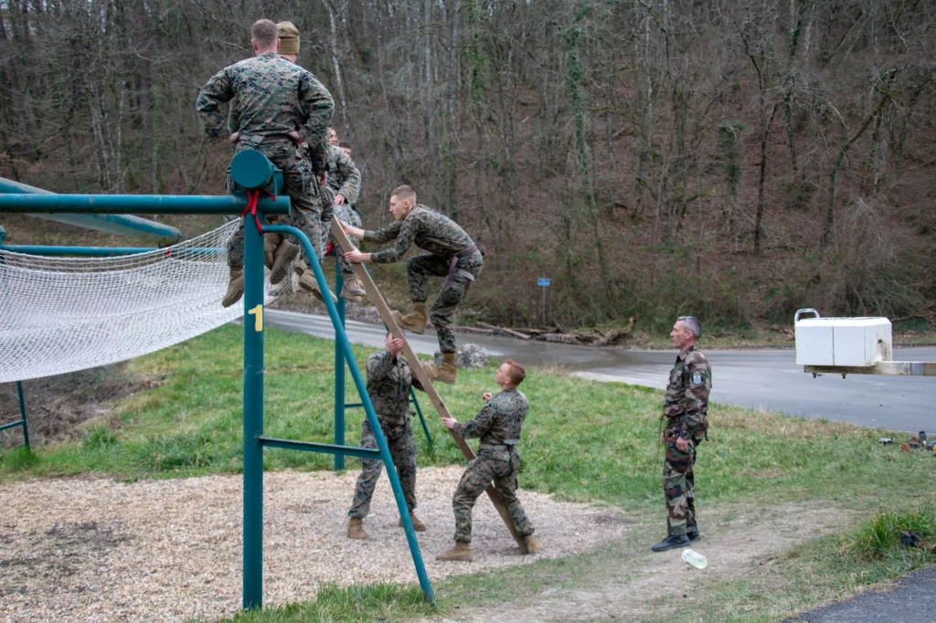 Souvenir de Saint-Astier : Buffalo 2020, quand gendarmes français et Marines américains s’entraînaient ensemble Des Marines américains s’entraident pour franchir un obstacle pendant l’exercice Buffalo à Saint-Astier, le 23 janvier 2020.