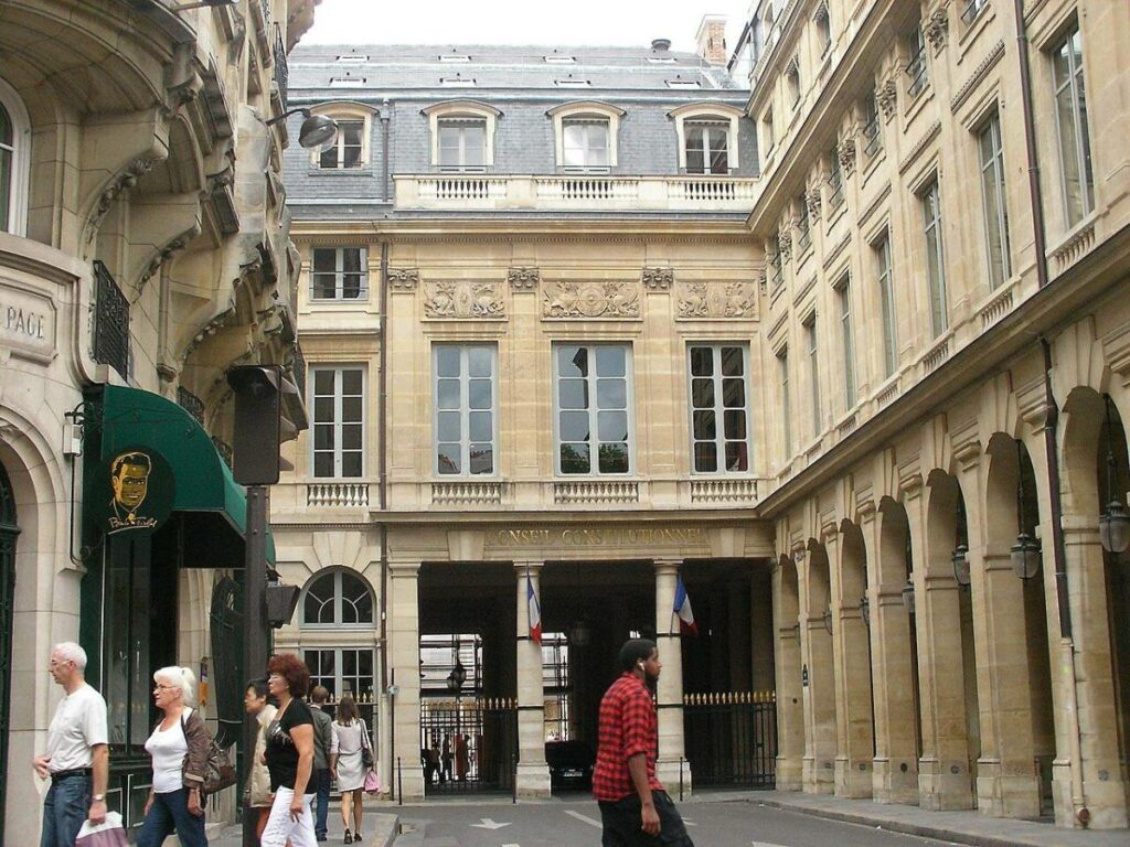 Service civique : le minimum de six mois pourra être modifié par décret Le Conseil constitutionnel à Paris