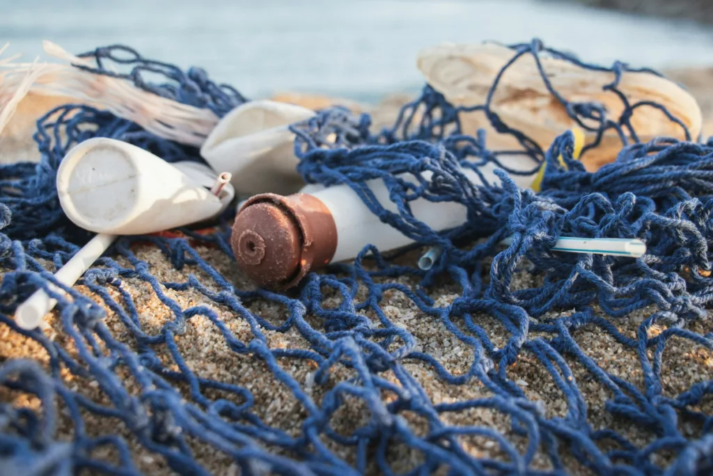 Déchets retrouvés sur une plage, photographie d’illustration de la pollution marine