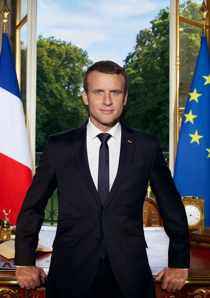 Portrait officiel du président de la République Emmanuel Macron dans son bureau à l’Élysée.