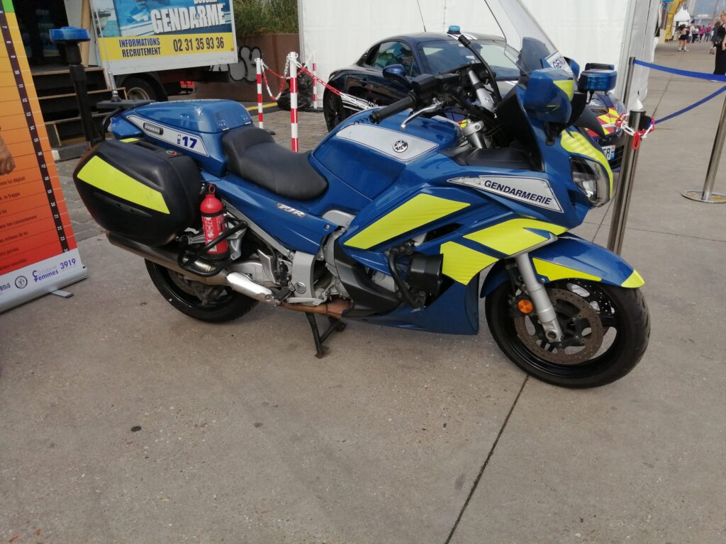 Major Éric Lamy et gendarme Maxime Voy : vingt ans après, la mémoire de deux militaires morts en service Moto de la Gendarmerie nationale photographiée à Rouen lors de l’Armada 2023