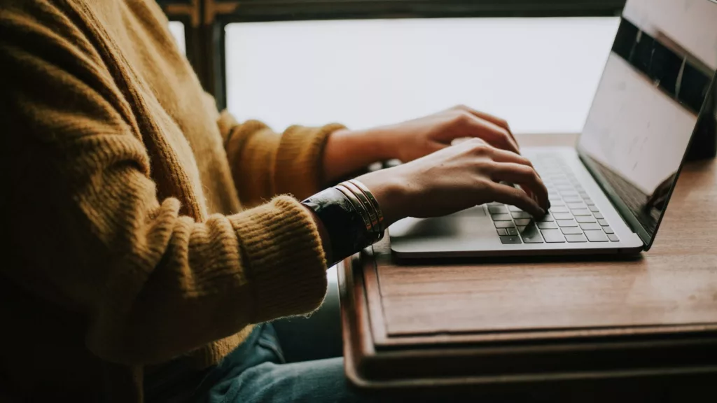 Olonzac : un atelier gratuit pour prendre en main FranceConnect Mains d’une personne utilisant un ordinateur portable.