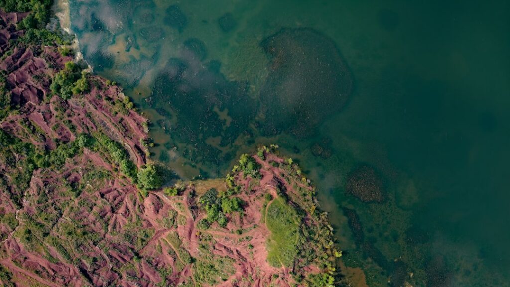 Du Lodévois aux Hauts cantons, trois rendez-vous pour découvrir le Géoparc Vue aérienne d’une rive du lac du Salagou et de ses terres rouges.