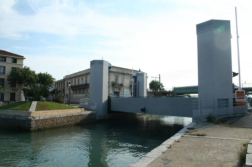 Frontignan : la fermeture nocturne du pont mobile reportée aux 7 et 8 octobre Le pont mobile de Frontignan sur le canal du Rhône à Sète, photographié en juin 2008.