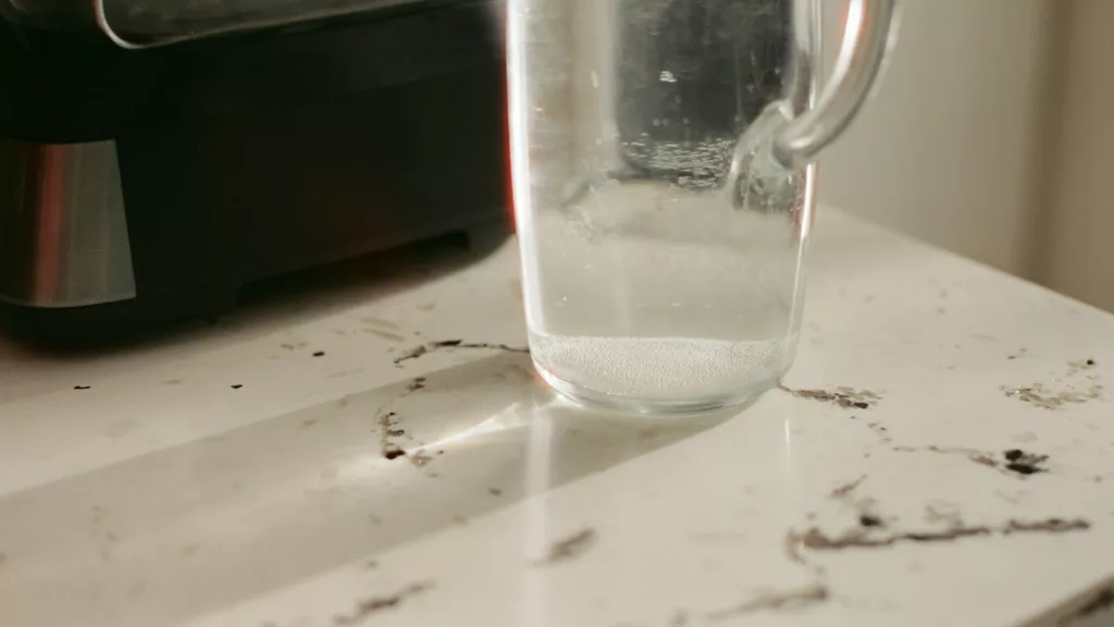 Puéchabon : l’eau du robinet est de nouveau consommable Une carafe d’eau posée sur un plan de travail