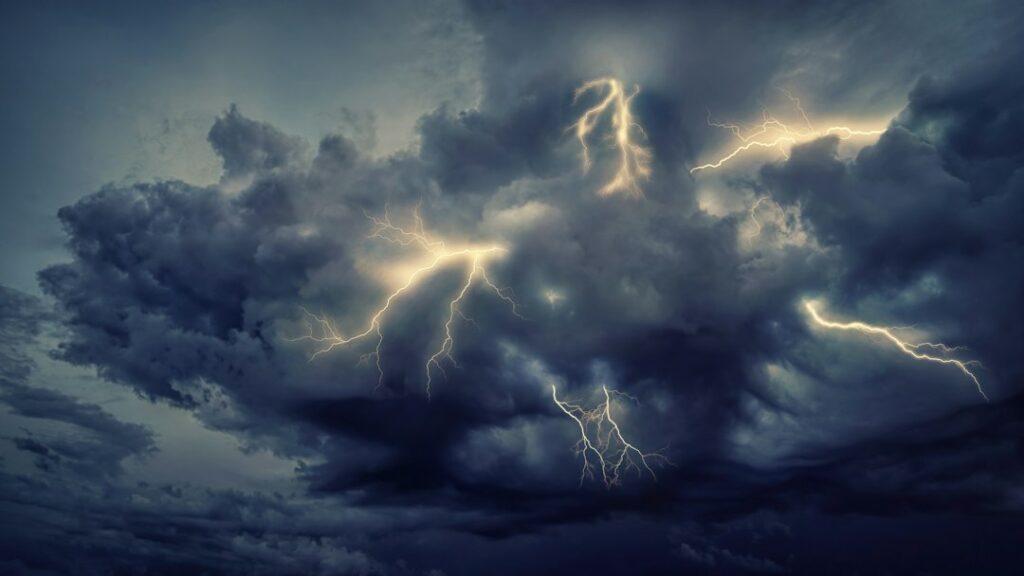 Hérault : vigilance orange aux orages et aux pluies-inondations dans la nuit du 6 au 7 octobre Éclair sous un ciel d’orage, photographie d’archives