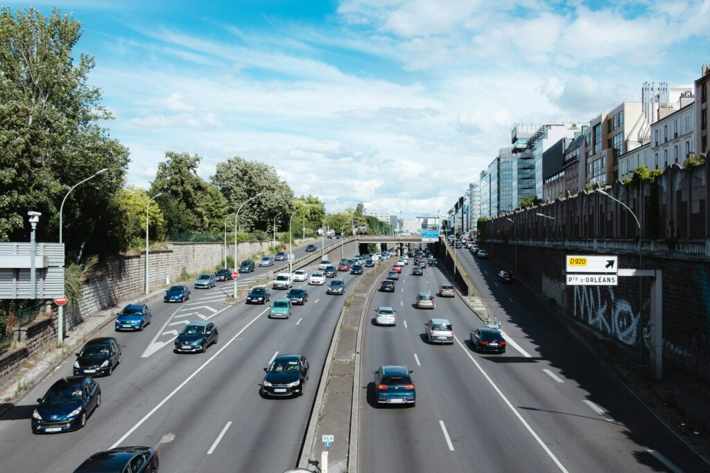 ZFE : l’abrogation rejetée en commission, les contrôles automatisés des véhicules restent en débat Circulation automobile sur le boulevard périphérique à Paris, illustration des ZFE et du contrôle des véhicules