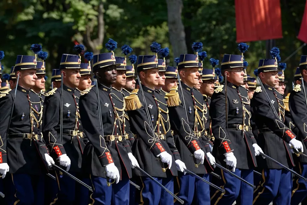 À Melun, la « Journée Devenez Officier » présente les carrières de la gendarmerie Élèves-officiers de l’EOGN défilant sur les Champs-Élysées à Paris le 14 juillet 2013, photographie d’archives