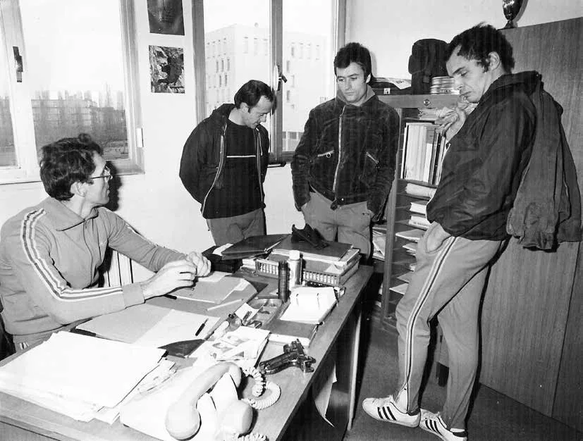 Photographie d’archives de quatre hommes réunis autour d’un bureau, publiée dans l’entretien de Christian Prouteau au Pandore
