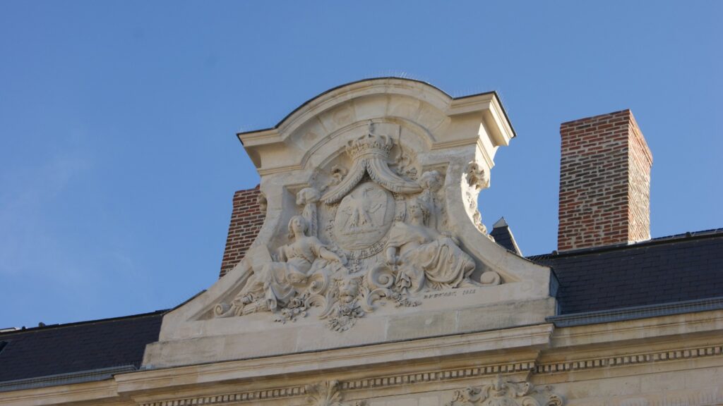 Vols à Paris : un an avec sursis pour un Auxillois de 19 ans Fronton sculpté du palais de justice d’Arras sur fond de ciel bleu.