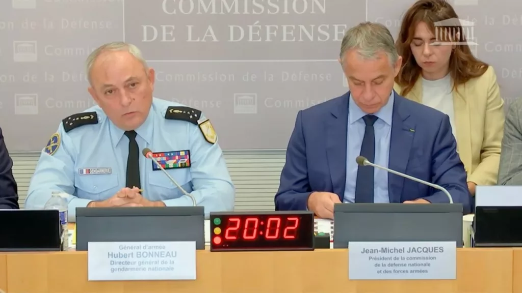 Gendarmerie : « zéro voiture » pour les brigades en 2027, 23 H145 annoncés Le général d’armée Hubert Bonneau auditionné par la commission de la Défense de l’Assemblée nationale le 7 octobre 2026.