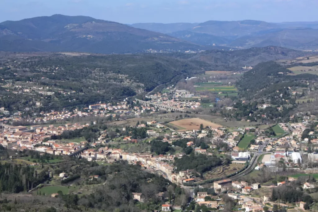 Bédarieux : après le chantier estival, Résurgences veut transmettre la pierre sèche Vue générale de Bédarieux depuis le pic de Tantajo, photographiée le 31 mars 2013.
