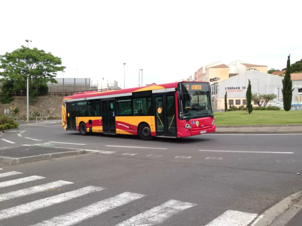 Béziers : quatre arrêts des lignes beeMob 24 et 25 non desservis du 12 au 16 octobre Un bus de la ligne 3 à Béziers, photographié le 14 mai 2017 ; image d’archives illustrant les transports locaux.